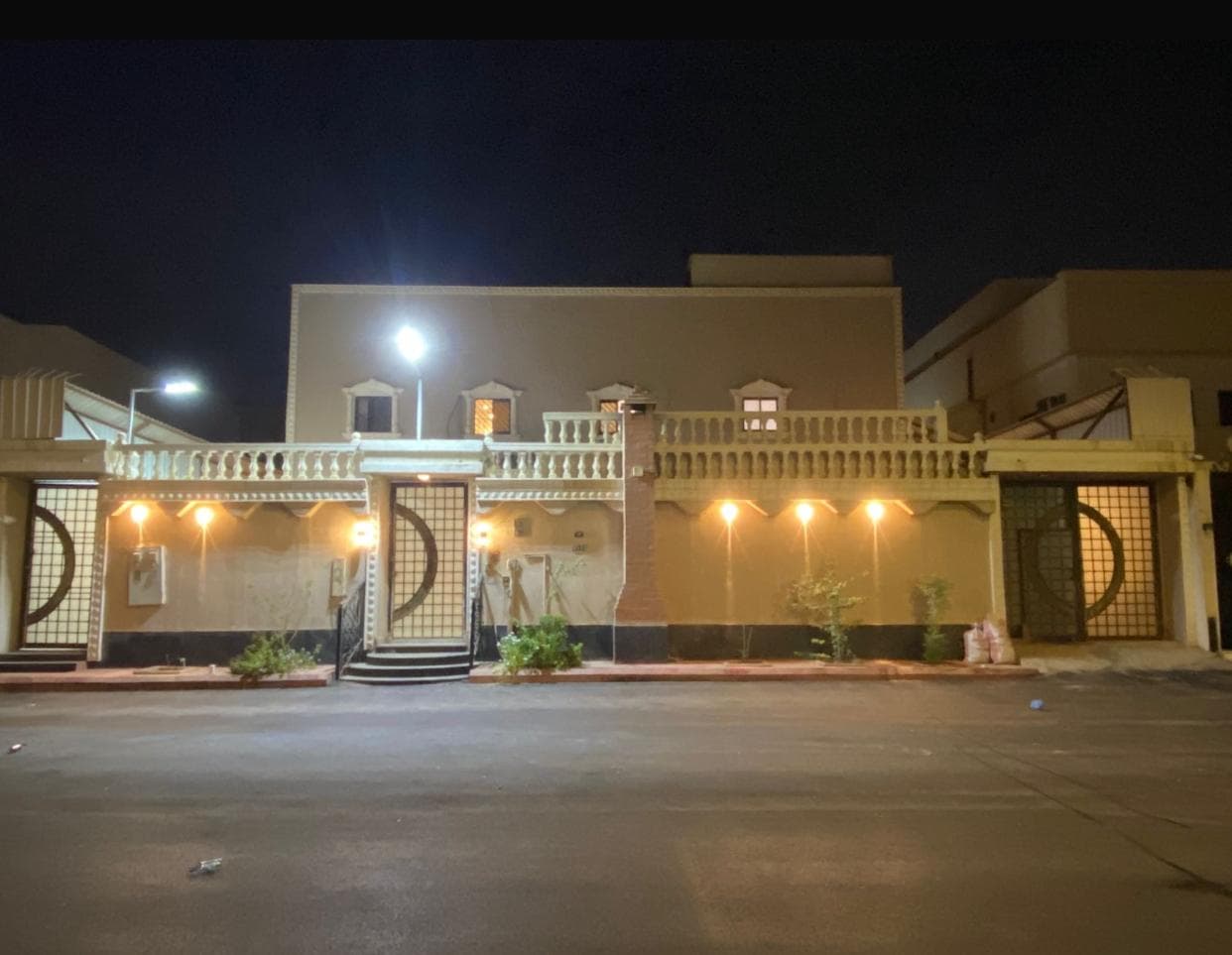 منزل للبيع   حي اشبيليا - مساحة 500 - الشارع 20 - الواجهة غربية