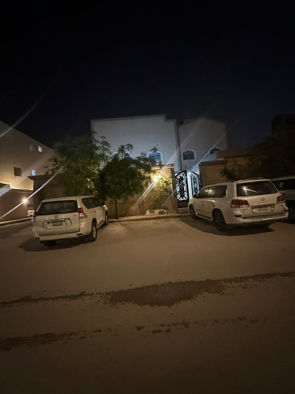 فيلا للبيع مساحة. 630m2على شارع غربي 20وممر جانبي شمال 5m
