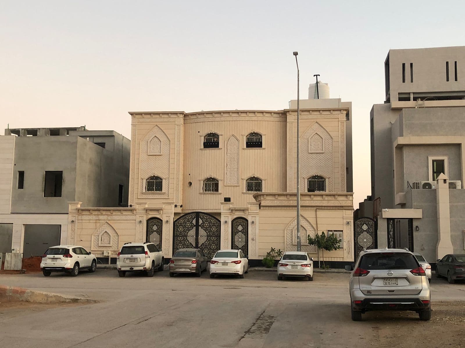 فيلا مميزه بحي المونسية درج داخلي + 3 شقق مستقلة