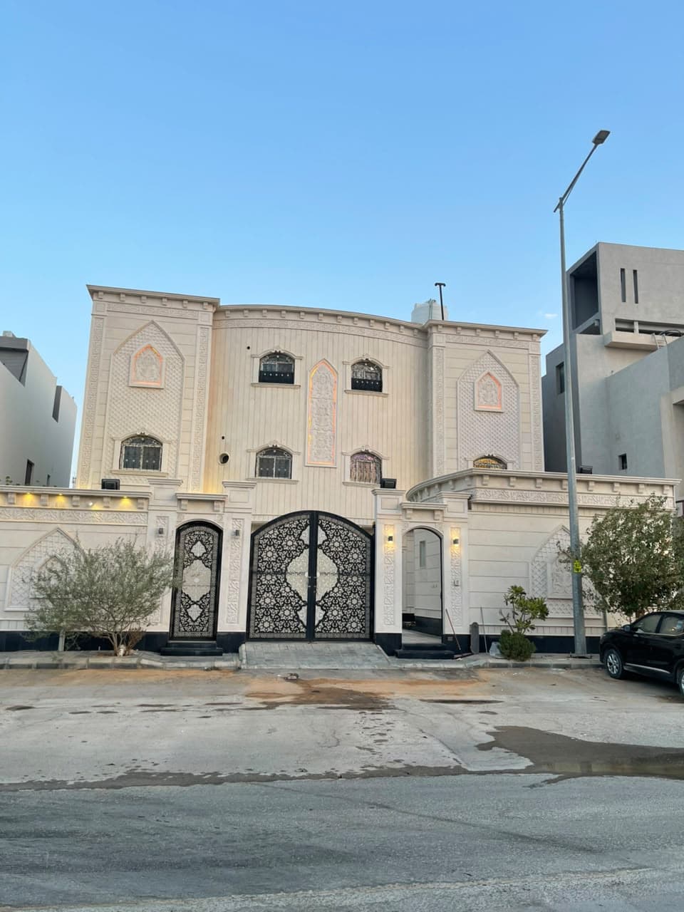 فيلا ٥٠٠م درج داخلي + ٣ شقق، واجهة شمالية شارع ٢٠م