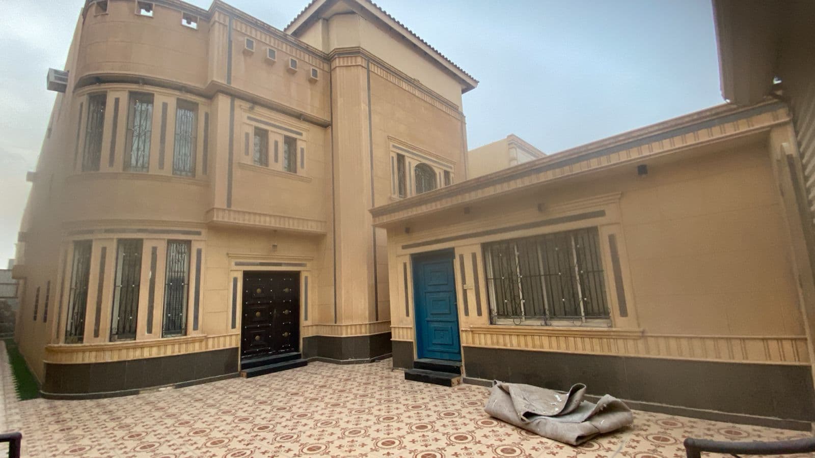 للبيع فيلا بالمونيسسيه بناء شخصي درج صاله وشقتين المساحه 563 م